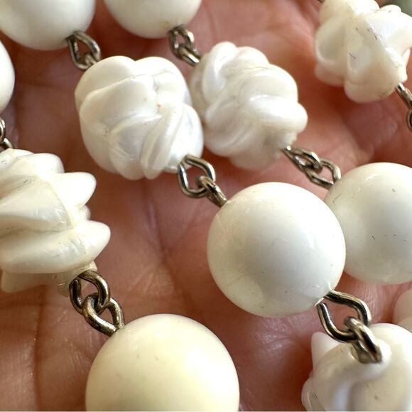 White beaded necklace - Picture 7 of 8